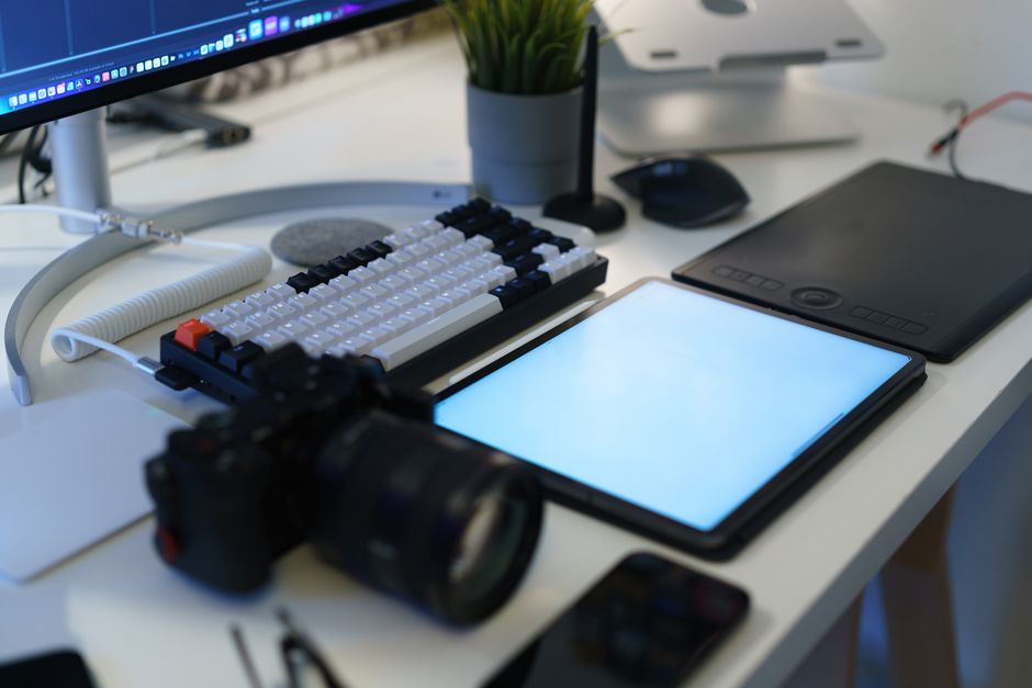 جهاز iPad Pro 2026 مع لوحة المفاتيح في مساحة عمل عصرية