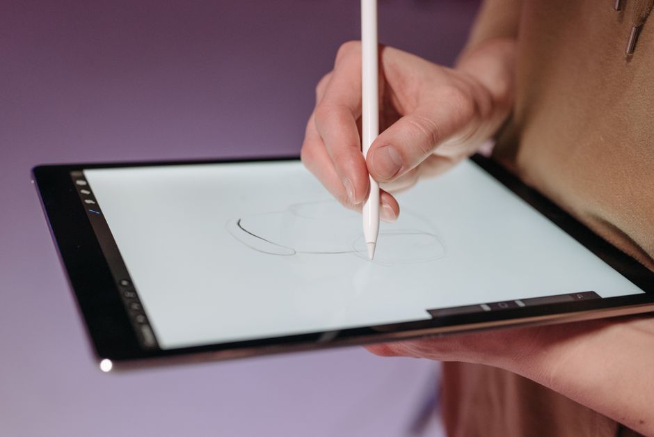 استخدام قلم Apple Pencil مع شاشة iPad Pro 2026 في الرسم