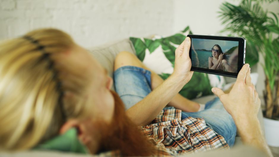 مشاهدة مسلسل درامي عربي عبر تطبيق على الهاتف في المنزل
