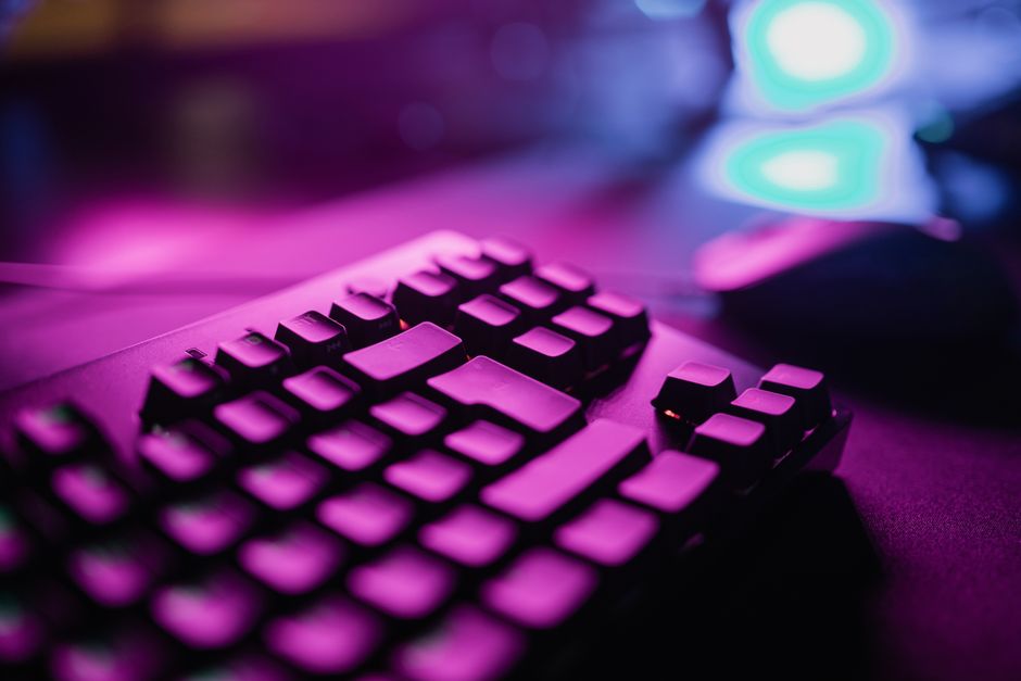 إعدادات ألعاب احترافية مع لوحة مفاتيح باضاءة RGB وحاسوب شخصي