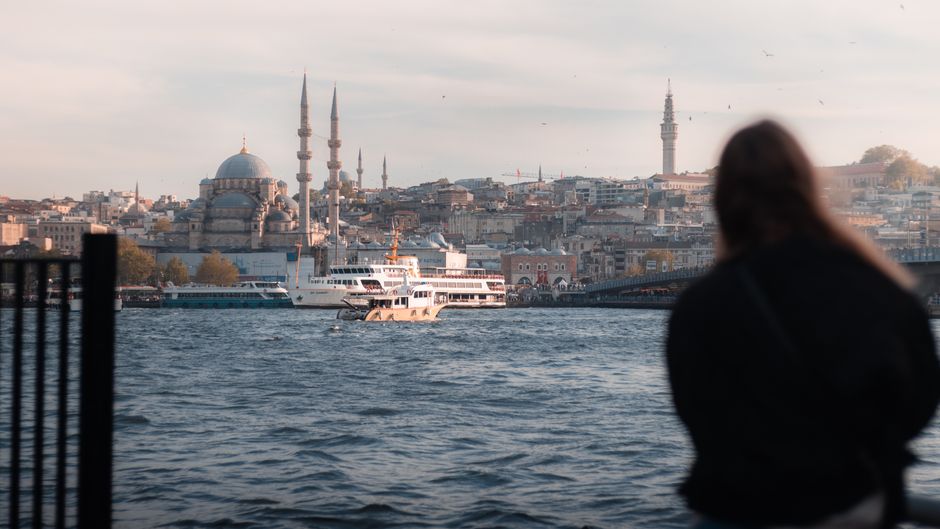 مشهد بانورامي لمدينة إسطنبول يظهر جسر البوسفور والمساجد التاريخية