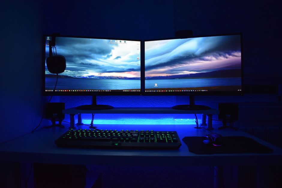 إعدادات ألعاب احترافية مع شاشة عالية الدقة وإضاءة RGB