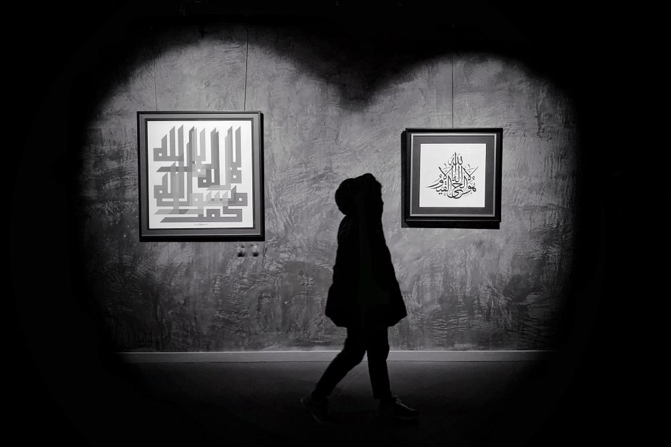 لوحات الخط العربي في معرض ثقافي بالدوحة