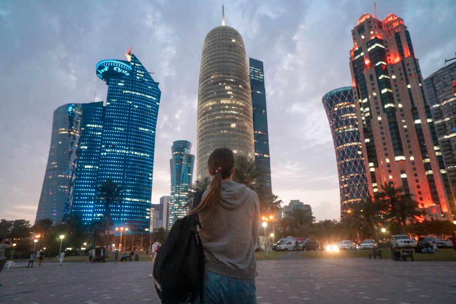 أفق مدينة الدوحة مع الكورنيش ليلاً بقطر