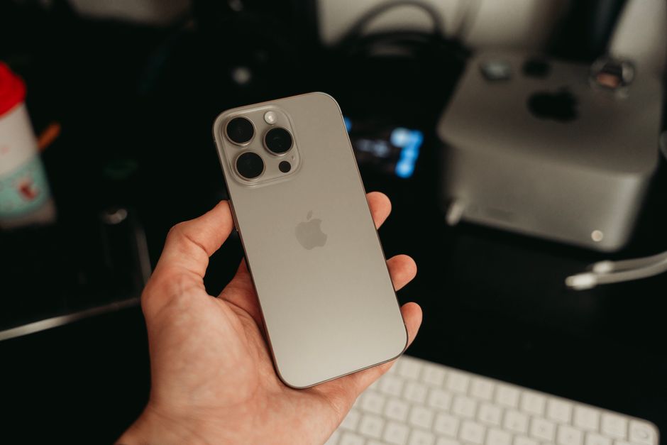 Spigen Ultra Hybrid for iPhone 15 Pro Case Cover (ACS07214) Review &#8211; Natural Titanium