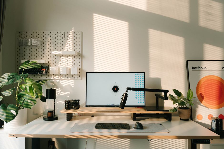 Single Monitor Arm Desk Mount Review (Model: Fits 21-32 Inch Screens)