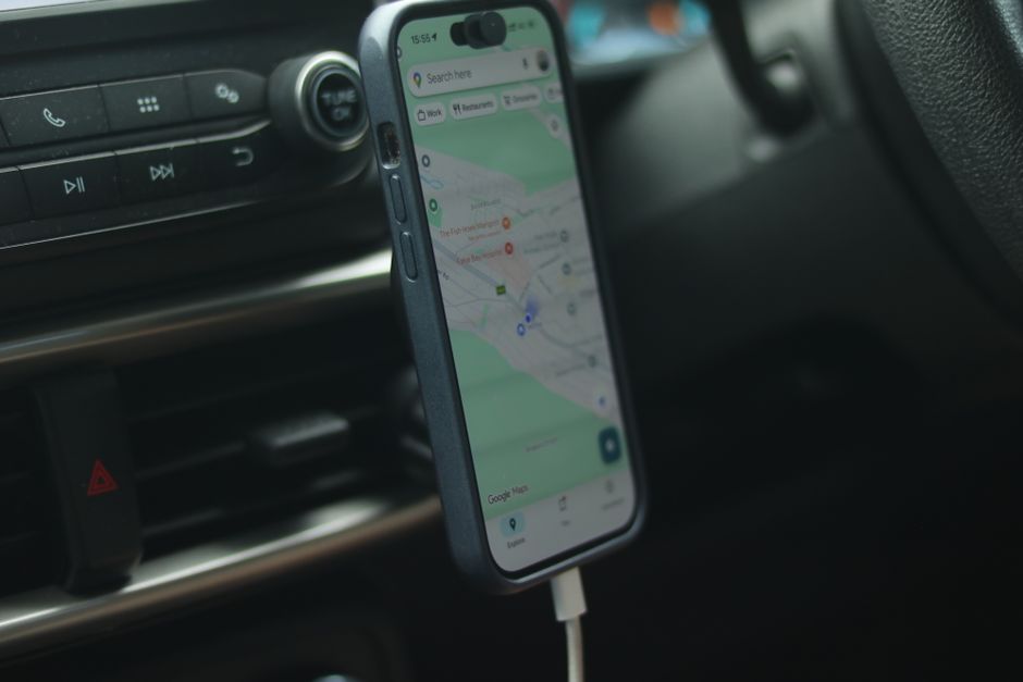 UGREEN 90527/LP428 Magnetic Car Phone Holder Review: One-Handed Operation &#038; Secure Grip